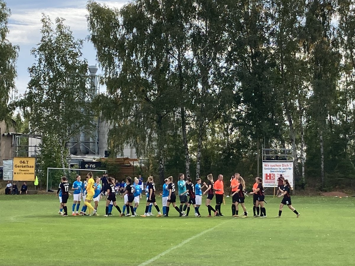 HenzeJens's tweet photo. #Matchday #RBLFrauen2
Sachsenpokal Frauen
#cfcRBL
Chemnitzer FC - RB Leipzig
Anpfiff im Stadion Neubauernweg in Chemnitz ist jetzt um 14:00 Uhr. https://t.co/MDNQpxU9cl