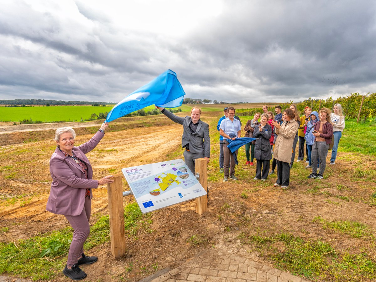 11 miljoen liter regenwater opvangen bij de Knapheideweg in Breedeweg! Vorige week hebben wethouder Ria Barber en heemraad Kees Romijn van <a href="/wsrivierenland/">Waterschap Rivierenland</a> de eerste maatregelen tegen wateroverlast in Breedeweg officieel geopend.  tinyurl.com/yc66es9u