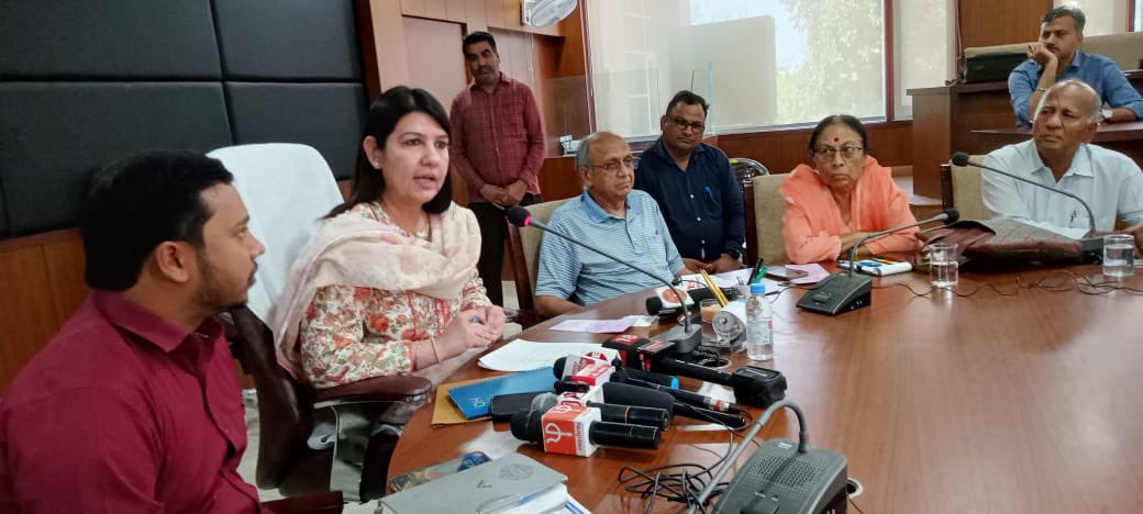 ਬਠਿੰਡਾ, 3 ਅਕਤੂਬਰ : ਸੁਸਾਇਟੀ ਫਾਰ ਪ੍ਰਮੋਸ਼ਨ ਆਫ਼ ਸਾਇੰਸ ਐਂਡ ਟੈਕਨਾਲੋਜੀ ਇੰਨ ਇੰਡੀਆ ਵਲੋਂ ਜ਼ਿਲ੍ਹਾ ਪ੍ਰਸ਼ਾਸਨ ਤੇ ਵੱਖ-ਵੱਖ ਵਿਦਿਅਕ ਸੰਸਥਾਵਾਂ ਦੇ ਸਹਿਯੋਗ ਨਾਲ ਸਥਾਨਕ ਡੀਏਵੀ ਕਾਲਜ ਵਿਖੇ 4 ਤੋਂ 6 ਅਕਤੂਬਰ 2023 ਤੱਕ ਲਗਾਏ ਜਾ ਰਹੇ ਪਹਿਲੇ ਵਿਲੱਖਣ ਵਿਗਿਆਨ ਉਤਸਵ ਦੀਆਂ ਤਿਆਰੀਆਂ ਮੁਕੰਮਲ ਕਰ ਲਈਆਂ ਗਈਆਂ ਹਨ।(1/2)