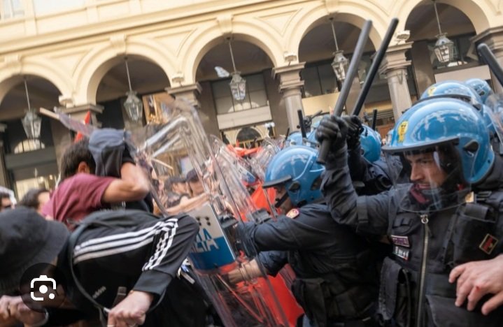 DavideR46325615's tweet photo. - 22 ottobre 2022, insediamento governo, Giorgia Meloni si rivolge ai giovani: "So che manifesterete contro di me. Siate liberi di farlo".
- 3 ottobre 2023, proteste contro Giorgia Meloni a Torino: un manifestante ferito alla testa da una manganellate.
             THE END https://t.co/7ZiX98qybD