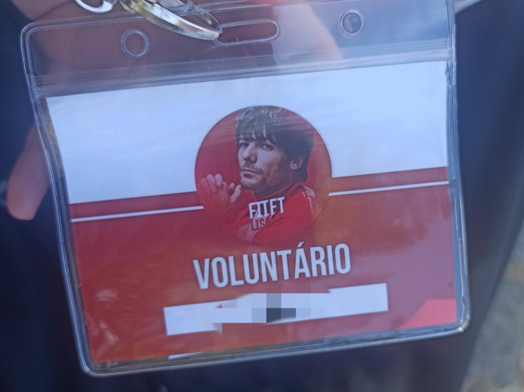 fitft_lisboa's tweet photo. Já estamos a distribuir os materiais, Louies! 

Se virem alguém com o nosso crachá, podem vir pedir as coisinhas! 

Prometo que não mordemos. 😊 https://t.co/wo0abKZdmj