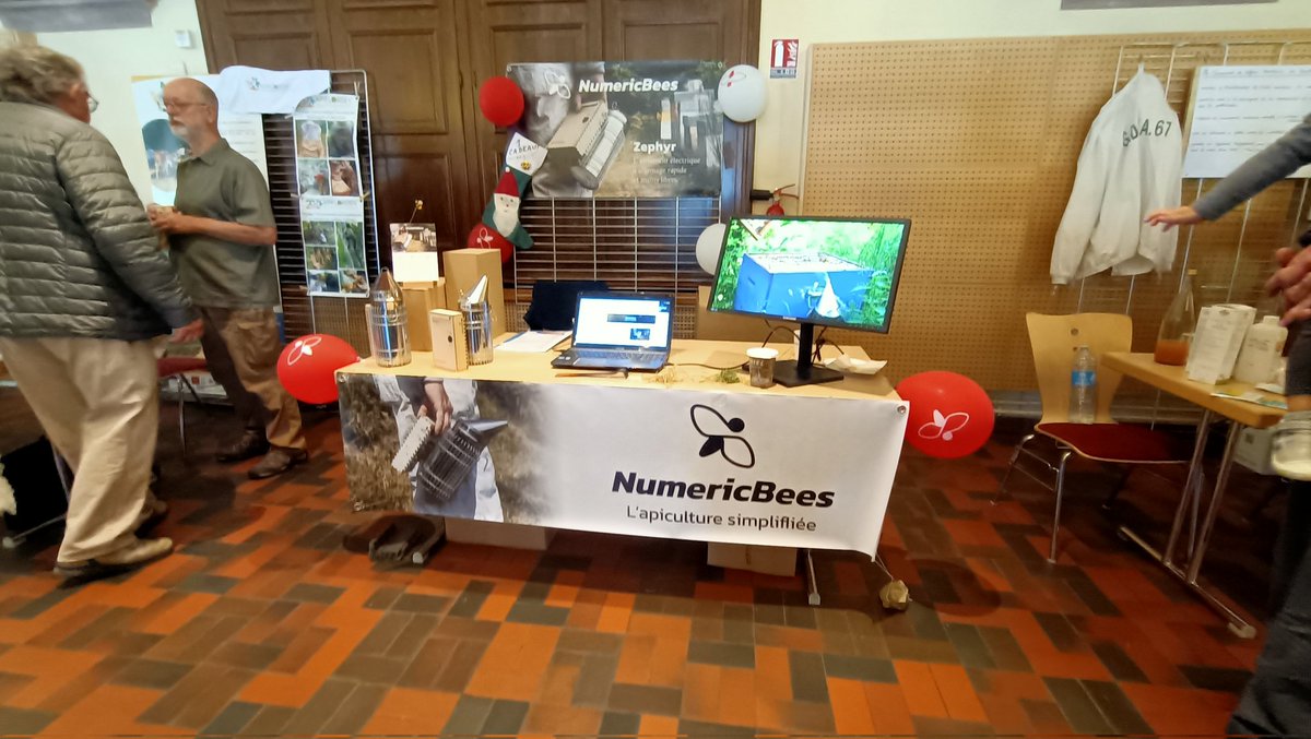 NumericBees's tweet image. Les apiculteurs alsaciens ont pu découvrir l'enfumoir à allumage mains libres, Zéphyr, à la fête du miel et des abeilles de MOLSHEIM. Ils nous ont réservé un excellent accueil.
Rendez-vous au #SIMAPI du 17 au 19 novembre.
@SNApiculture @AbeilleDeFrance