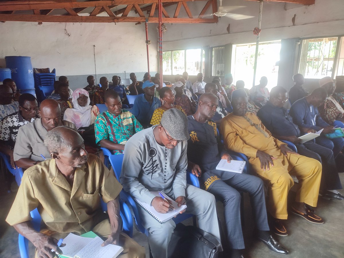 Ouverture de la 4eme session ordinaire du conseil municipal couplée de la remise des tables bancs aux écoles primaires de l' Ogou 3 ce 02 Octobre 2023par  le Préfet de l' Ogou Mr AKAKPO Edoh après une allocution de bienvenue du 1er Magistrat de l' Ogou 3 THADDEE Kossivi Dedete.