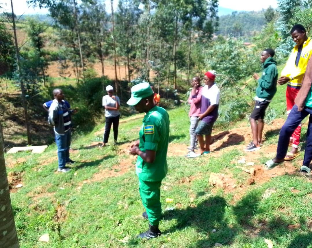 #UyuMunsi
Mu Murenge wa <a href="/SectorKigoma/">Kigomasector_Huye</a> ,<a href="/RwandaYouthVol1/">Rwanda Youth Volunteers</a> bari mu bikorwa mu kwezi kwahariwe ibikorwa by'ubukorerabushake,hubatswe imirima y'imboga ,ni ibikorwa byanitabiriwe n'Umunyamabanga nshingwabikorwa w'umurenge <a href="/hakunda2000/">HAKUZIMANA Jean Baptiste</a>. Ibikorwa birakomeje mu mirenge yose!
#Ntakudohoka