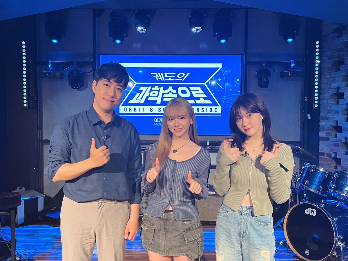 Kep1erInArabic's tweet image. تويتر  - 231003
تحديث حساب كيبلر الرسمي:
[التقط اللحظة📸]
كيبلر، رمز العلوم المعترف به من قبل #ImpossibleScience 🧑‍🔬
س: ما الذي يدور حوله الكون؟
أ- الكون ليس له مركز... لا!
كيبليان نتم المركز  🪐💜
حتى رقصة جاليليو مع #Orbit!
العلم هو الحب🚀

-Y