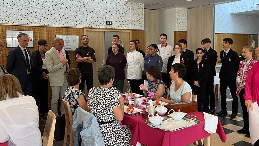 Hier, @phdestable, IA-DASEN, a participé au déjeuner organisé par le restaurant d’application du Lycée  Pontarcher de Vesoul au profit de l'association "La Rose Saônoise". Le service était assuré par les élèves de BTS. #octobrerose 
<a href="/acbesancon/">Académie de Besançon</a> <a href="/NathalieAlber15/">Nathalie Albert-Moretti</a>