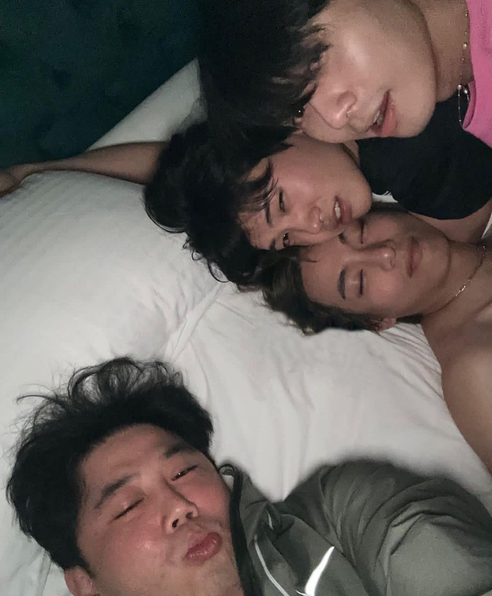 minikookv's tweet photo. please their friendship is so precious 😭😭😭 https://t.co/GGxPA2IJJH