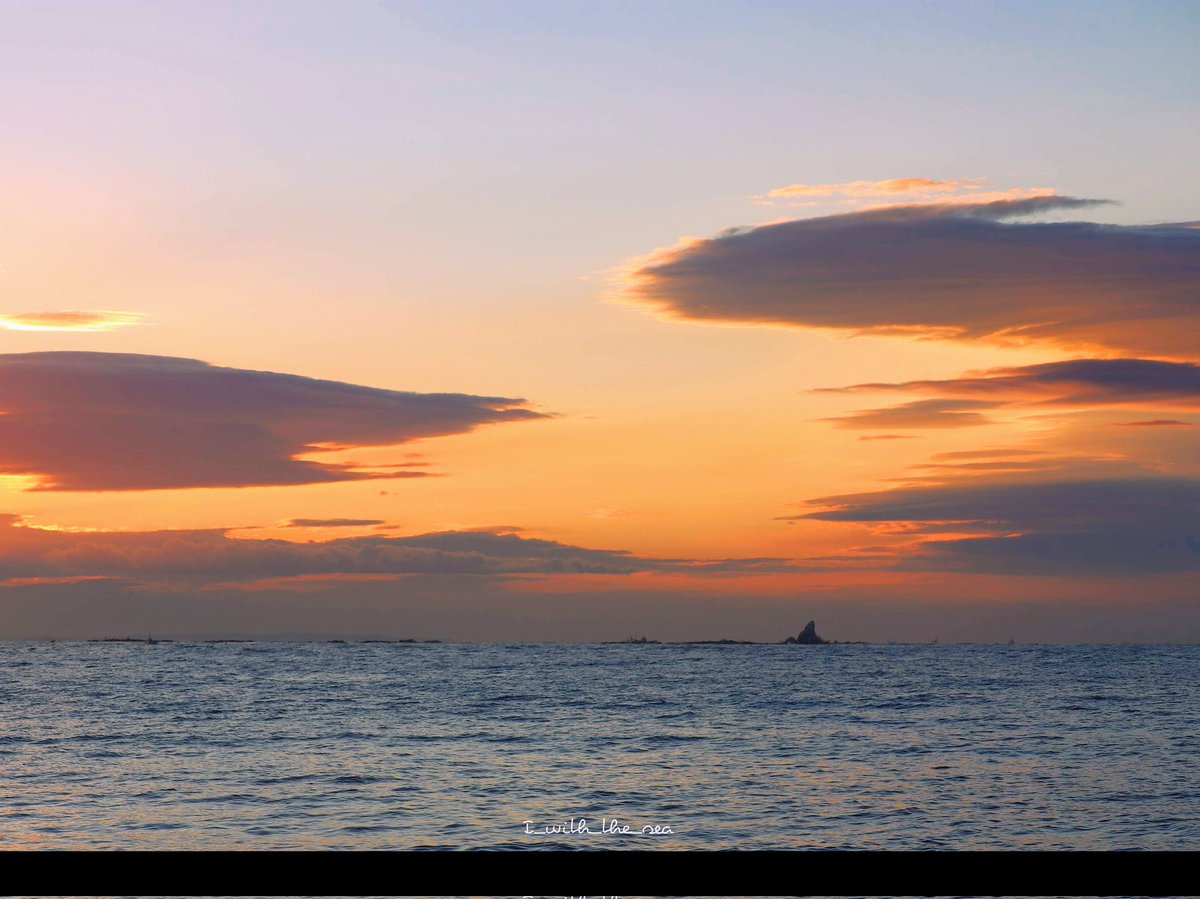 希望の夜明けに
晴れ渡った秋の空
喜びを分かち合えるなら
いつかこの場所で逢いたい
ここが僕のhometown

#海が奏でる世界