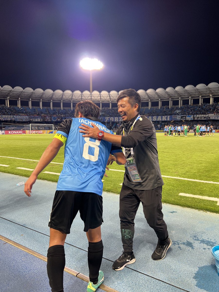 frontale_staff's tweet photo. 本日決勝ゴールを挙げたケント!!!!

オニさんが最高の笑顔で、勝利に導いた頼れるキャプテンを迎えます🤝✨

【広報】#frontale #ACL 2023/24 https://t.co/qzoxYAue5A