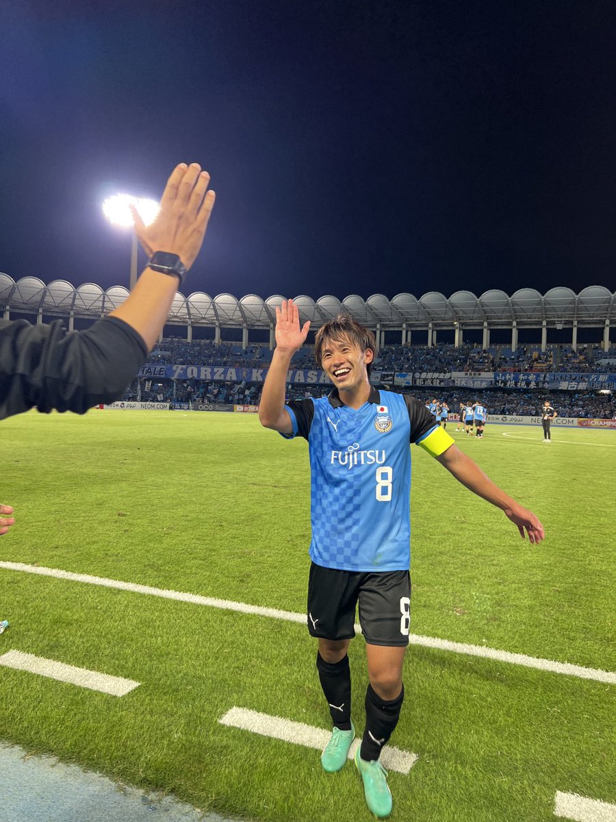 frontale_staff's tweet photo. 本日決勝ゴールを挙げたケント!!!!

オニさんが最高の笑顔で、勝利に導いた頼れるキャプテンを迎えます🤝✨

【広報】#frontale #ACL 2023/24 https://t.co/qzoxYAue5A