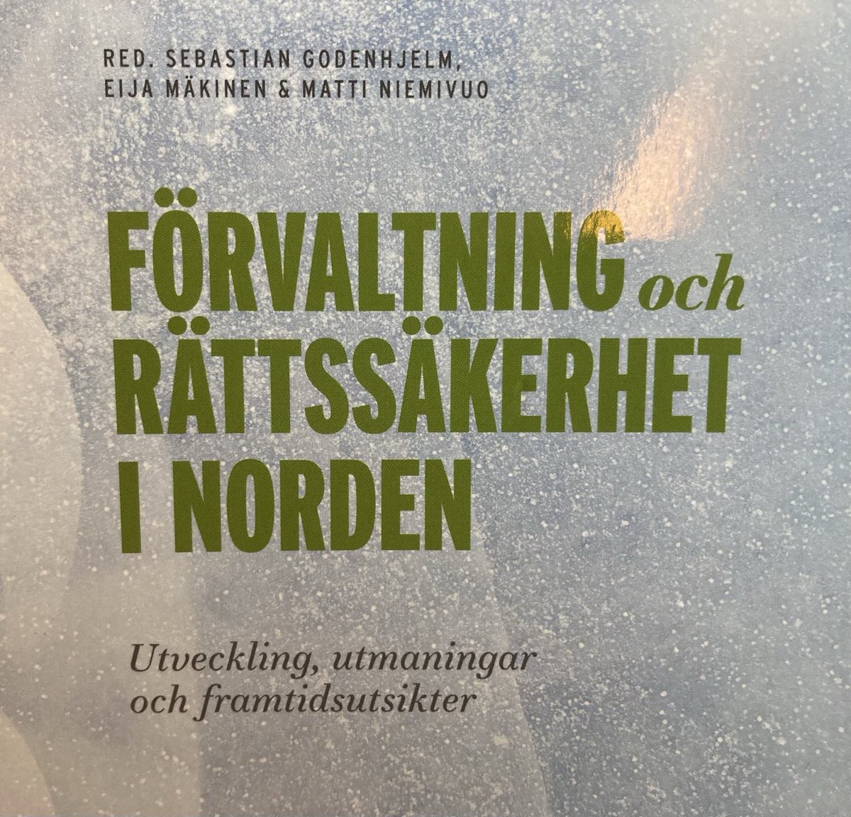 HoKatju's tweet image. Paluumatkalla junassa Treelta. Sähköposteihin vastaamista, mutta myös hyvä kirja mukana #förvaltning #rättsäkerhet #norden #HyväHallinto #Hallintopolitiikka