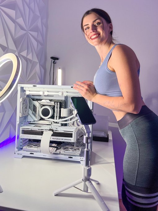 Just a girl building her new PC ??❄️ https://t.co/XVfIW5pWVY