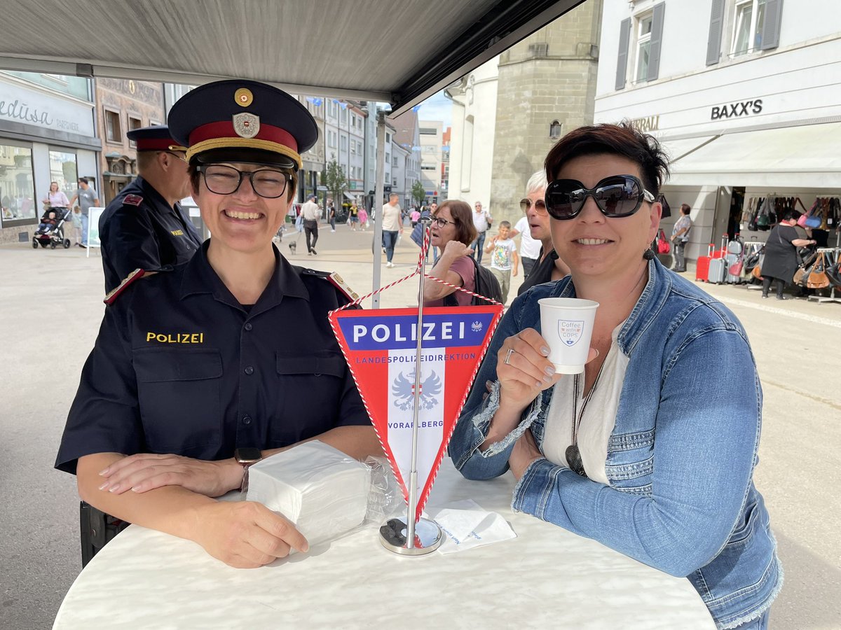 LPDVbg's tweet photo. Just ready for you 👉🏻 „Coffee with a Cop“
Heute am Leutbühel in Bregenz 👮🏻👮🏻‍♀️

#polizeivorarlberg #bregenz #CoffeeWithACop #justforyou #gemeinsamsicher #sunnyday

📷LPD Vlbg https://t.co/QD74uFFg94