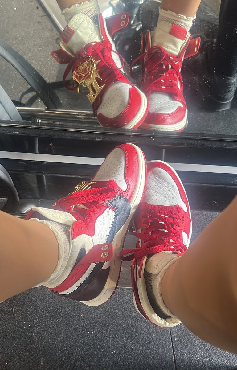 Inkedandunique's tweet photo. My favourite favourite trainers I currently own 💜🌹🌹🌹🌹💜
#jordan1s #jordans #nike #roseinharlem #sneakerhead
@Nike @TEYANATAYLOR https://t.co/RuutofTh9C