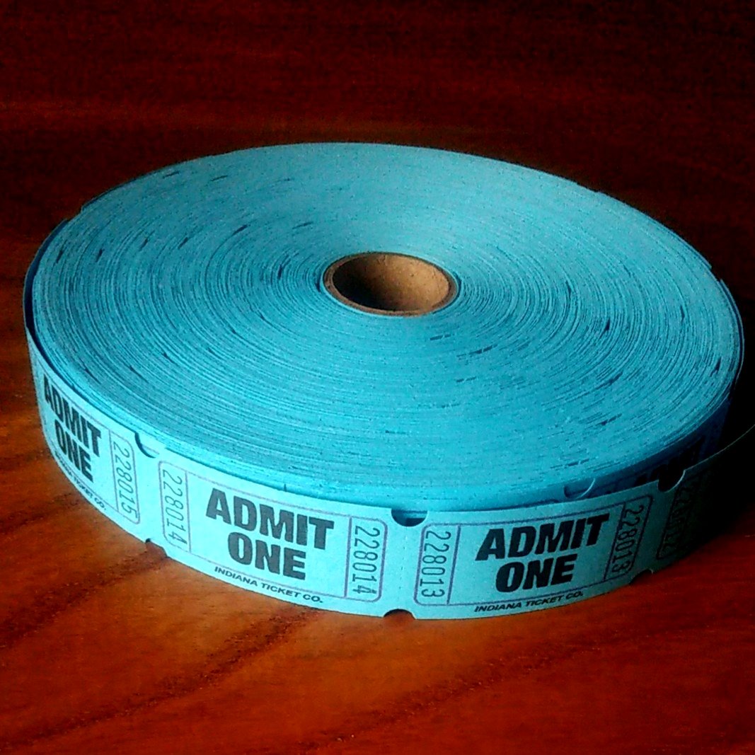 coffeepurin's tweet photo. お馴染み🇺🇸のロールチケット「ADMIT ONE」の濃い水色みたいなブルーを1ロール丸ごと購入しました❤️
既に少し使いましたが、たっぷり2000枚で、惜しみ無く使えるね～🤣

#紙もの
#海外紙もの
#ロールチケット
#コラージュ
#ジャンクジャーナル
#お裾分け
#ADMITONE https://t.co/sM1tWt56yO