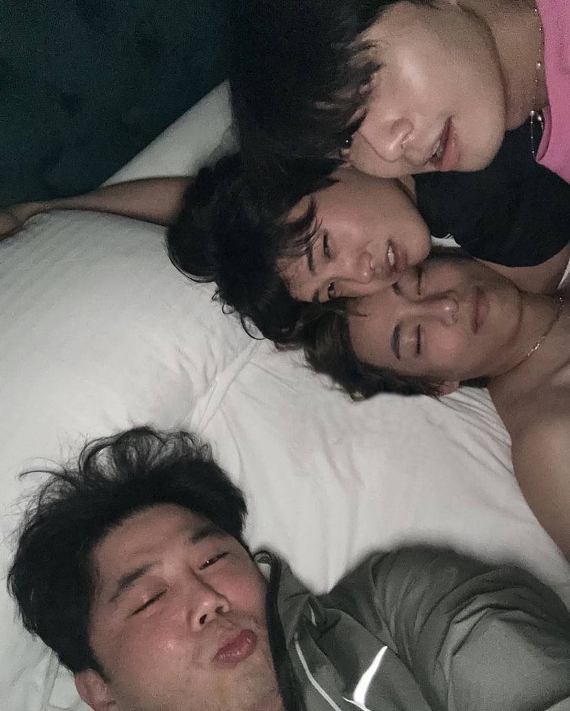 tekookmoments's tweet photo. Someone said Taehyung’s insta posts are taekook/gayness and I cannot stop laughing because LOOK 😭😭😭😭 https://t.co/6ItkGIfZ4I