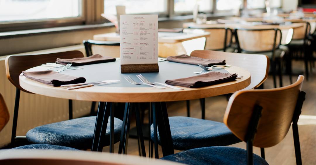 Wat vind jij van het gloednieuwe restaurantinterieur van Hotel New York?

#hotelnewyork #restaurantstyle #interior #interieurdesign #rotterdam #komeneten #restaurant #binnen #stad #interiordesign #uitzicht #visitrotterdam #rotterdams #interieurfotografie #etendrinken #etentje