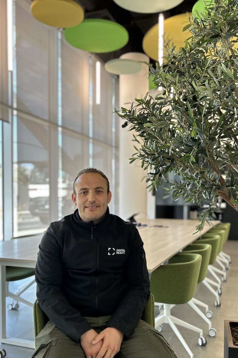 digitalrealtyFR's tweet photo. 🎥 Quelque chose se prépare avec les équipes des campus parisiens de data centers #PAR8 et #PAR7 !
Découvrez très bientôt les métiers de technicien support clients, adjoint gestionnaire d'exploitation, logisticien et bien plus encore ! 🎬
#StayTuned
#WhereTomorrowComesTogether https://t.co/oQ2zjlXW77