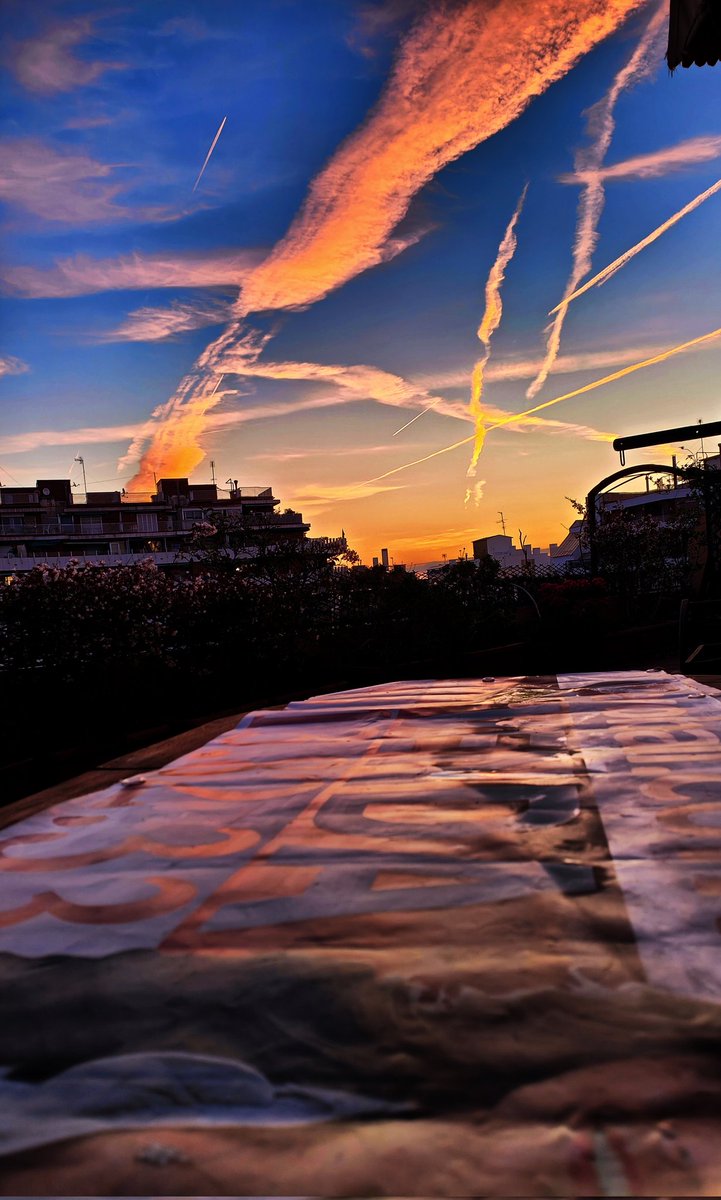 Hoy el cielo de Barcelona nos muestra más que otras veces, las rutas aéreas