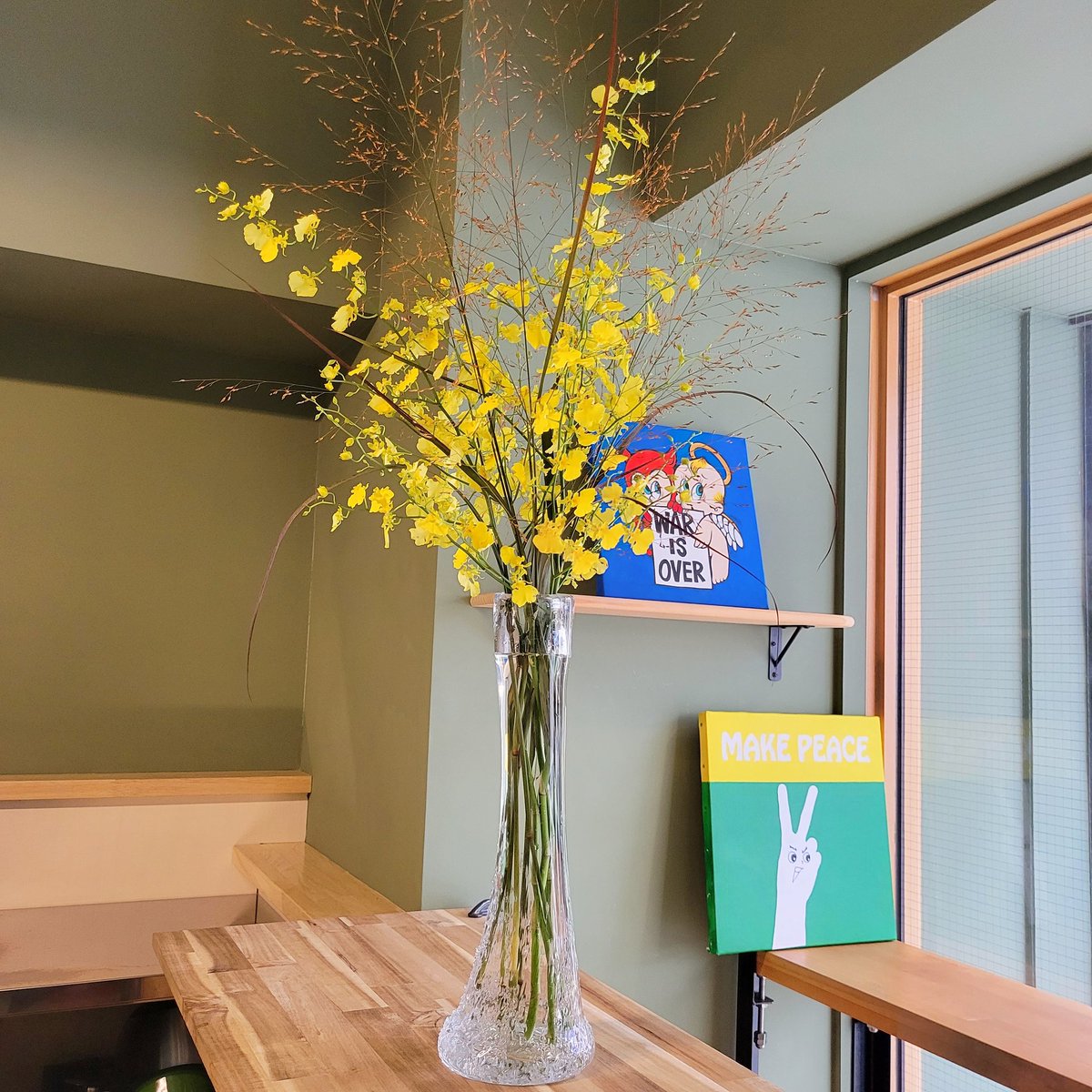 peace_mosh's tweet photo. SHAMROCKさんより新しいお花が到着!
今回のお花は
・オンシジウム
・パニカル
です!
オンシジウムの花言葉は「一緒に踊って」です💃
スカートを広げて踊っているような姿からついた花言葉だそうです😊
SHAMROCKさんいつもありがとうございます!
#peace_and_mosh #mobstyles
#runningstation https://t.co/AAFKsQwusn