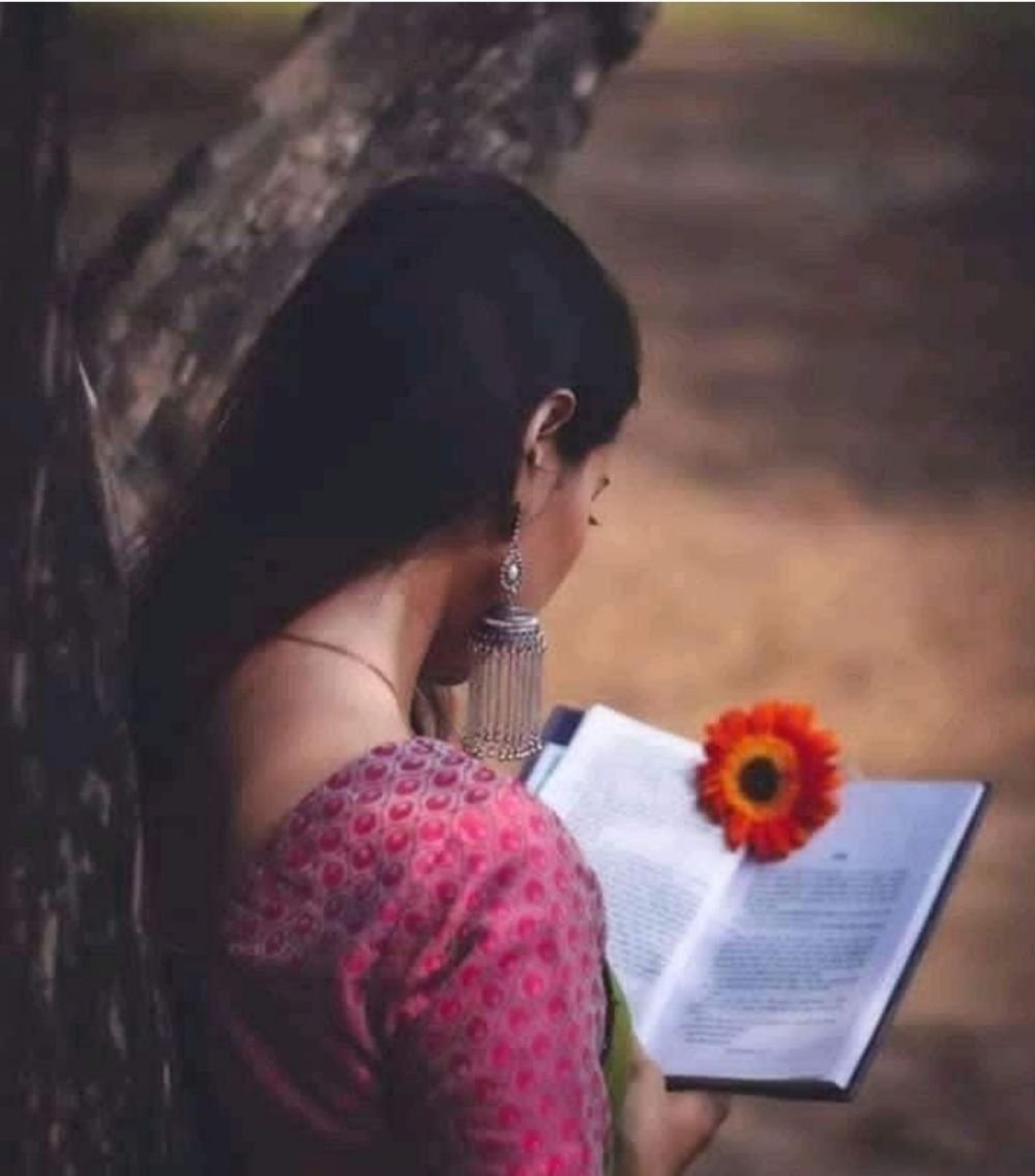 चुनती हूं खोजती हूं
रोजाना तुमको खुद में ढूंढती हूं
जब तुमको नही पाती हूं
फिर भी हताश नहीं होती हूं

खूबसूरत से इस संसार में
शब्दो की लड़ियां बुनती हूं
सजा कर #अल्परचना में
अपनी कृति गढ़ती हूं

में अमिट प्रेम हूं इंतजार में भी
सदैव खुशियां हीं लिखती हूं
@AchiraJain
@2019aajain