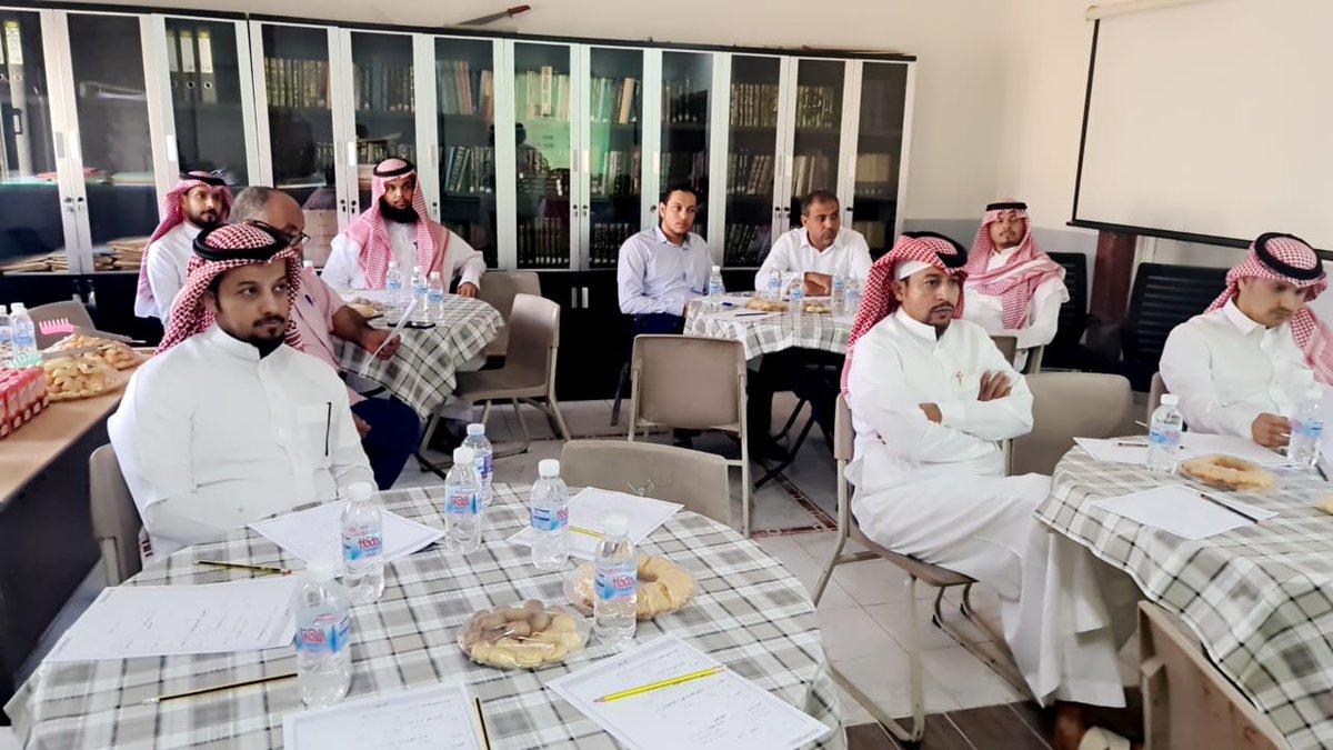 Manhal_School's tweet photo. بحضور المساعد للشؤون التعليمية بمكتب التعليم بالصفا اقيمت دورة القدرات العامة الجزء الكمي بمدرسة المنهل الثقافي الثانوية لمعلمي المرحلة الثانوية بمدارس المكتب اليوم الثلاثاء الموافق 18/03/1445 وأشرف عليها مشرفي الرياضيات الأستاذ عبد العزيز السلمي والدكتور عثمان المالكي https://t.co/VA7vPagAPk