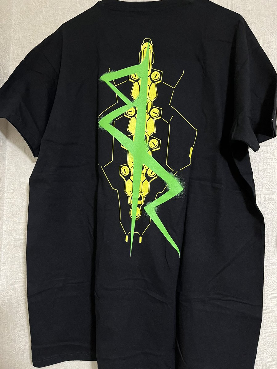 レベッカ(エッジランナーズ) 「届いた!良いね!コラボTシャツ! 」|コムソウ。のイラスト