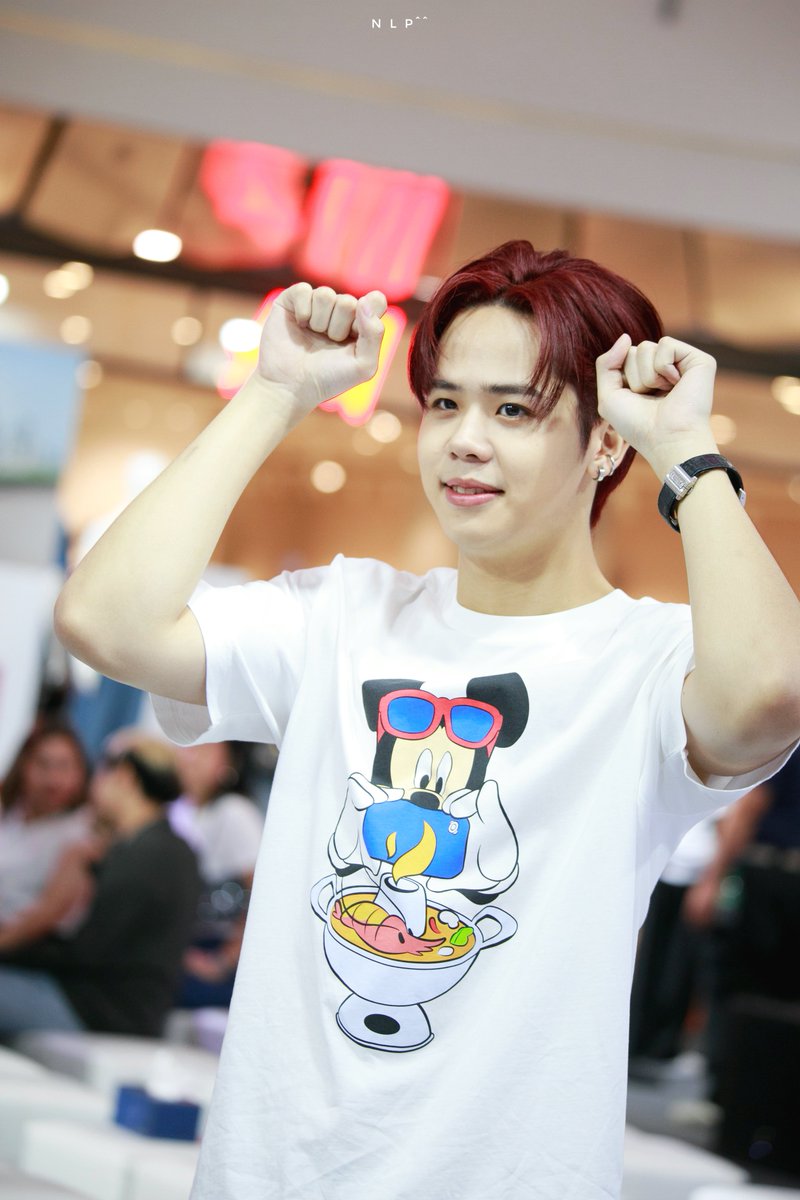 nooklepper's tweet photo. [MUON🐯]    แวะมาขายมุงคุดก่อน เดี๋ยว 5 ตุลา จะเป็นชาวร็อค 

#UNIQLOCentralWorldwithATLAS
#UniqloCentralWorld
#CelebratingWorldClassYourTimeIsNow
#UniqloThailand 
#ATLAS_TH #ATLASth #MuonATLAS https://t.co/zZtbx6hWe8