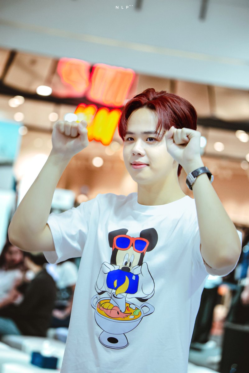 nooklepper's tweet photo. [MUON🐯]    แวะมาขายมุงคุดก่อน เดี๋ยว 5 ตุลา จะเป็นชาวร็อค 

#UNIQLOCentralWorldwithATLAS
#UniqloCentralWorld
#CelebratingWorldClassYourTimeIsNow
#UniqloThailand 
#ATLAS_TH #ATLASth #MuonATLAS https://t.co/zZtbx6hWe8