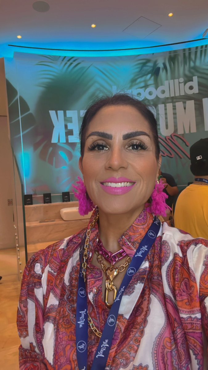 erickacabada's tweet photo. Día uno Billboards 🙌🏼😍🥳 .
.
#jamusic&promotions #eccentrodebelleza #beauty
#accessori #lifestyle #instagood #art #girls #hair #fashionig #fashiondiaries #cute #awesom #girly #pink #trend #fashionshow #fashionblogger #modeling #photooftheday #outfit #winter #color #pretty https://t.co/AeLYv0vymS