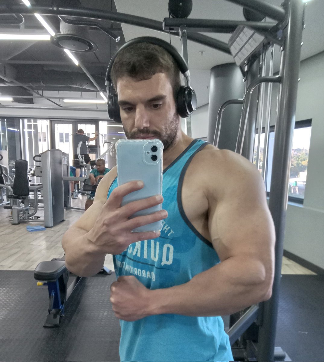 JasonduPreez13's tweet photo. It's the one person you can't cheat, the man in the iron mirror.
#gym #motivation #tuesdayvibe #shouldercaps https://t.co/SL75oxOGNG