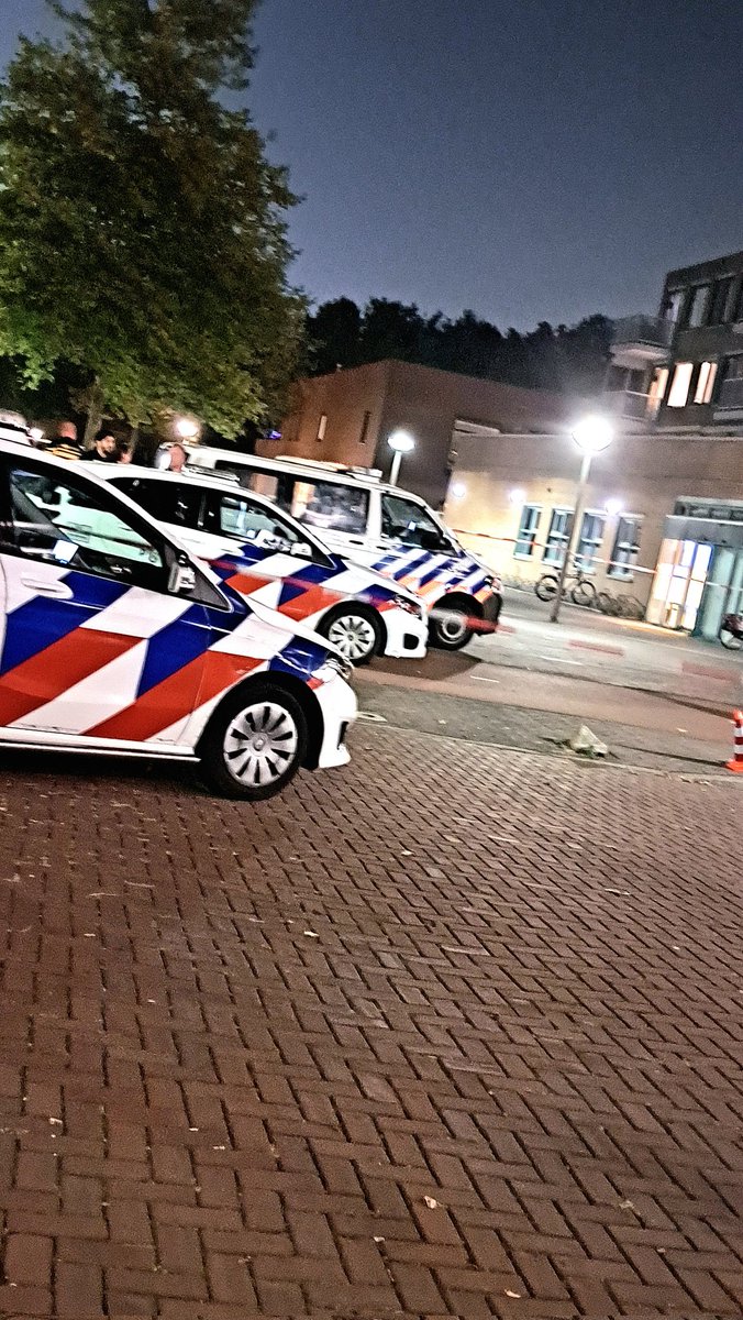 Gisteravond heeft de politie 2 personen op heterdaad aangehouden na een melding van een steekpartij aan de Orion. 1 persoon is nagekeken door Ambulancepersoneel maar hoefde niet mee. Wat er zich precies heeft afgespeeld is onduidelijk. De politie doet onderzoek.