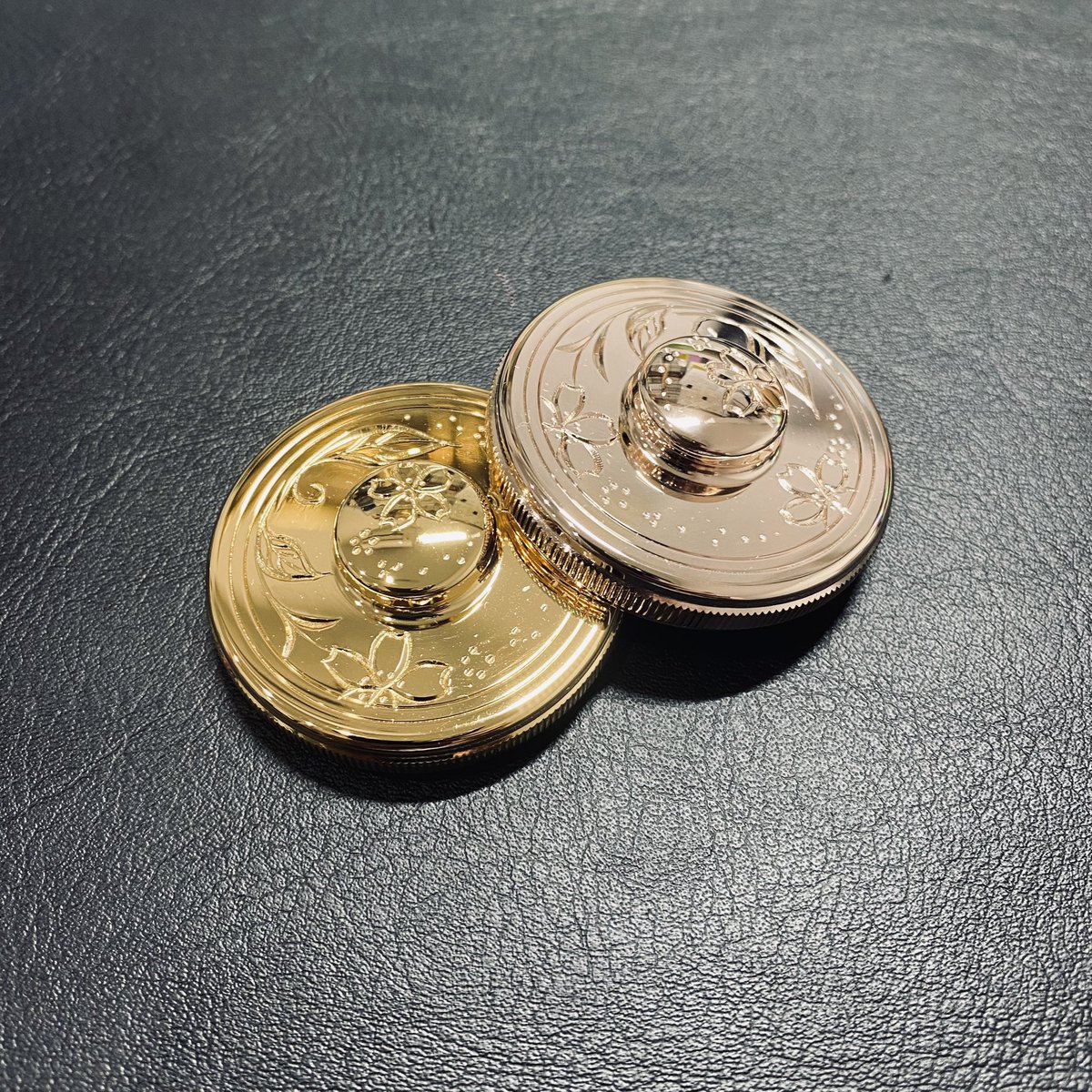 豪華に彫刻を全面に施し、丁寧にバフ研磨で仕上げメッキと音響処理を施