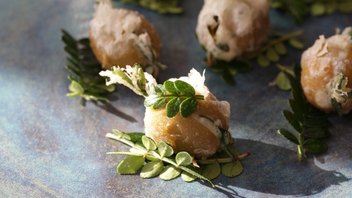 Beautiful BonBon with goat cheese, green olives and our new Sansho Leaves! 🪴 👨‍🍳 Franck Pontais 🌏 koppertcress.com/en/recipes/bon…