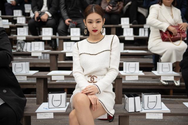 EnrJen9's tweet photo. JENNIE AT CHANEL PFW
#JENNIExCHANELSS24
#CHANELShow
#CHANELSpringSummer https://t.co/2Be0hFNFGD