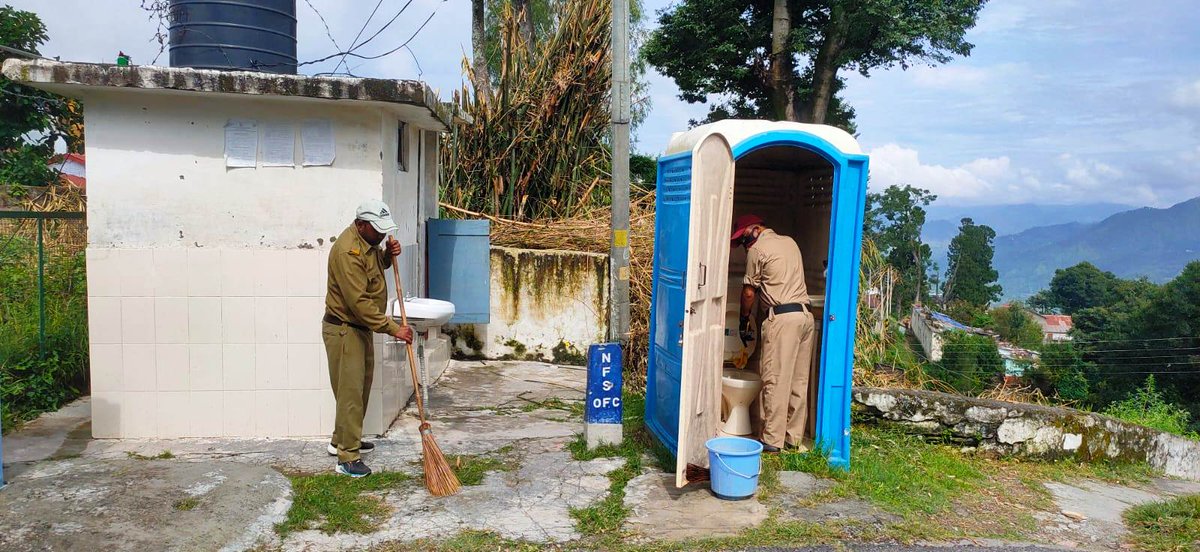 almoracantt's tweet photo. 03.10.2023 Swachhata Hi Sewa-Special Cleanliness drive of public toilets.
#shs2023 #garbagefreeindia #specialcampaign3 @pddecc @nainitalcantonment @varunkr_mauryan #dtecc #pddecc https://t.co/91hLuel3B5