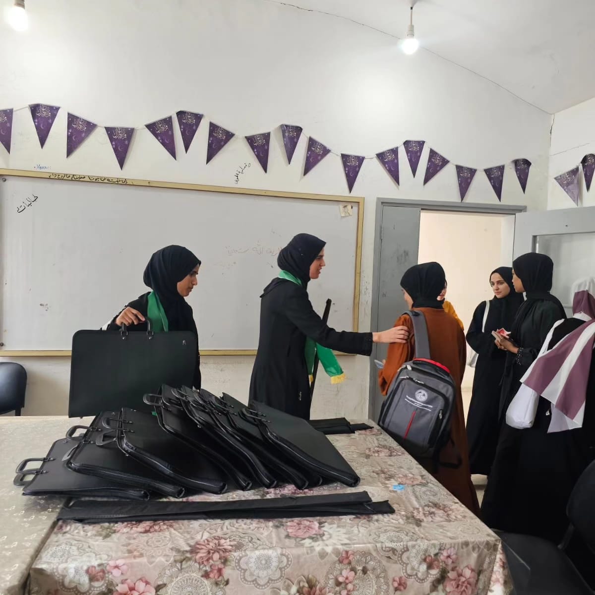 #بالصور| جانب من تسليم الحقيبة الهندسية لطلاب وطالبات قسم العلوم الهندسية ، وتأتي هذه الحملة ضمن سلسلة المشاريع الخدماتية التي تقدمها الكتلة الإســـــ..لامية لطلاب وطالبات الكلية