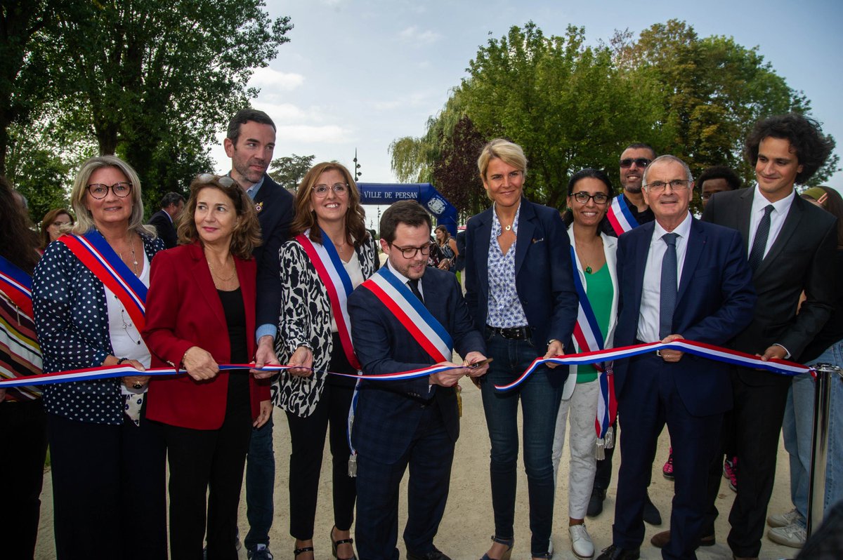 valdoise's tweet photo. 🌿Inauguration du "Parc de l'Esches" à Persan ce week-end ! Ce parc urbain est bien plus qu'un espace vert. Il crée un corridor écologique le long de la rivière Esches, préservant la #biodiversité tout en offrant des moments de détente.
💰Investissement du #Valdoise 219 000 €🌿 https://t.co/J1tpCR8Tl2