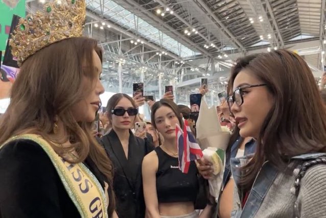 wilxiiix's tweet photo. คนนึงมองควีนไทย 22 คนนึงมองควีนไทย 23 …555555 https://t.co/w6vnlxqfka