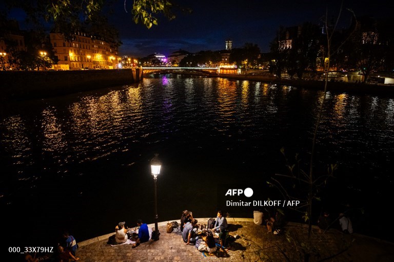 People sit on the banks of the river Seine in Paris. A picture by #AFP photographer @dilkoff