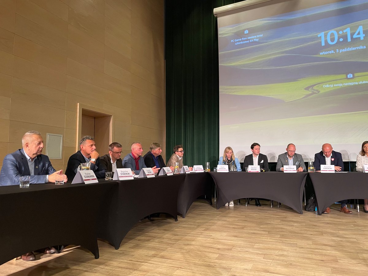zielonasiec's tweet photo. Trwa debata na temat przyszłości terenów pogórniczych „Ziemia obiecana czy ziemia niczyja”. Przyszli przedstawiciele wszystkich największych formacji politycznych. https://t.co/6Ge5zrVC8F