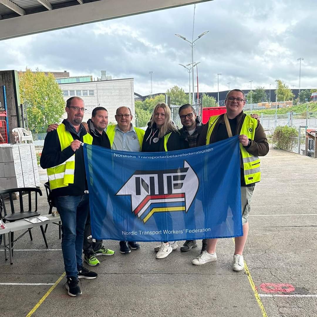 ETF_Europe's tweet photo. Our #LogisticsActionDays campaign started with some actions in Stockholm, Sweden. Nordic Transport Workers' Federation , the local Swedish Transport Workers' Union, and Johan Danielsson from the @LOSverige Confederation, engaged with logistics workers at Instabee Group AB. A Collective Bargaining Agreement (CBA) has been successfully negotiated by the unions, ensuring better working conditions for the staff.
Congratulations to everyone involved in this important agreement. #ETF #FairLogistics ✊