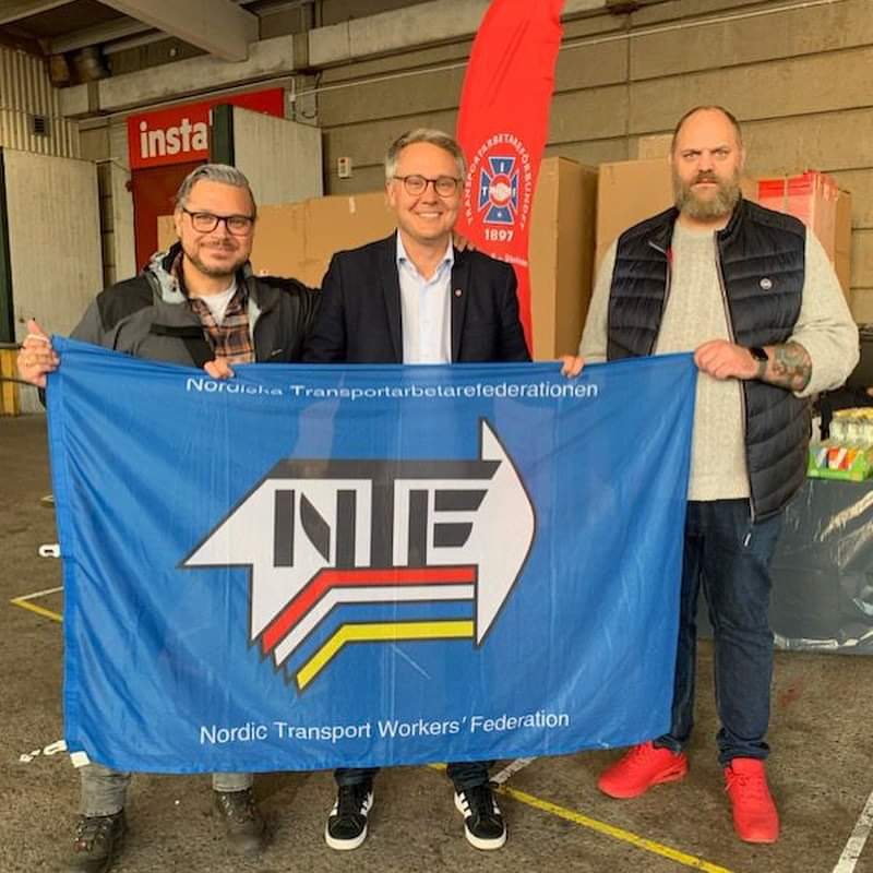 ETF_Europe's tweet photo. Our #LogisticsActionDays campaign started with some actions in Stockholm, Sweden. Nordic Transport Workers' Federation , the local Swedish Transport Workers' Union, and Johan Danielsson from the @LOSverige Confederation, engaged with logistics workers at Instabee Group AB. A Collective Bargaining Agreement (CBA) has been successfully negotiated by the unions, ensuring better working conditions for the staff.
Congratulations to everyone involved in this important agreement. #ETF #FairLogistics ✊