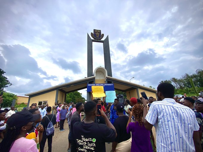 TheGreatestIFE's tweet photo. Peaceful demonstrations on School fees at OAU Campus Gate. #FeesMustFall #OAU https://t.co/KsjqOuWntx