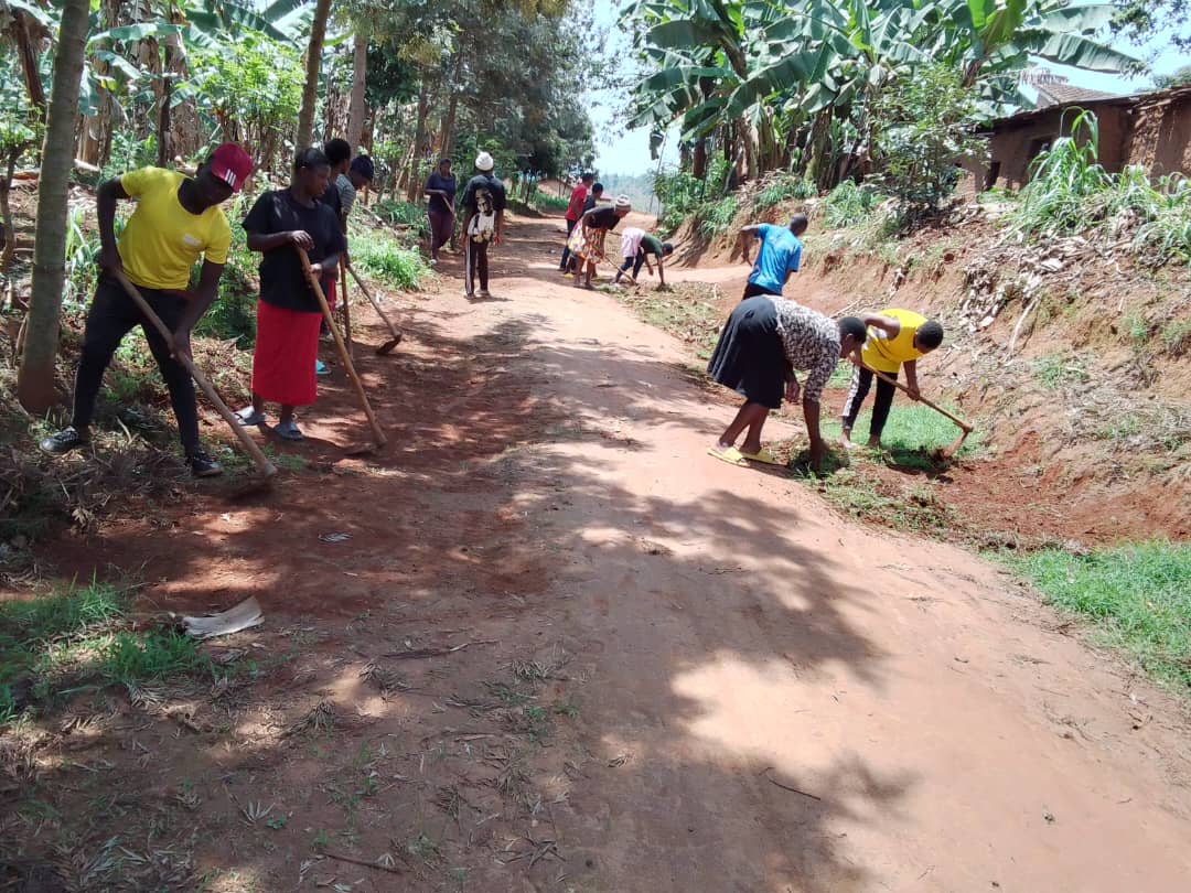 nycnyanza's tweet image. Mu rwego rwo guhangana n'ibibazo bibangamiye imibereho myiza y'abaturage,#Intore ziri ku rugerero rw'Inkomezabigwi icyiciro cya 11 mu @NyanzaDistrict, bakomeje ibikorwa bitandukanye birimo: Gukora #imirima y'igikoni, Gusanira abatishoboye ubwiherero, gukora imihanda n'ibindi.