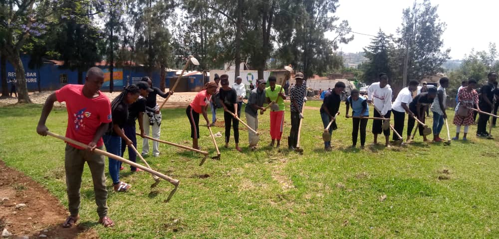 nycnyanza's tweet image. Mu rwego rwo guhangana n'ibibazo bibangamiye imibereho myiza y'abaturage,#Intore ziri ku rugerero rw'Inkomezabigwi icyiciro cya 11 mu @NyanzaDistrict, bakomeje ibikorwa bitandukanye birimo: Gukora #imirima y'igikoni, Gusanira abatishoboye ubwiherero, gukora imihanda n'ibindi.