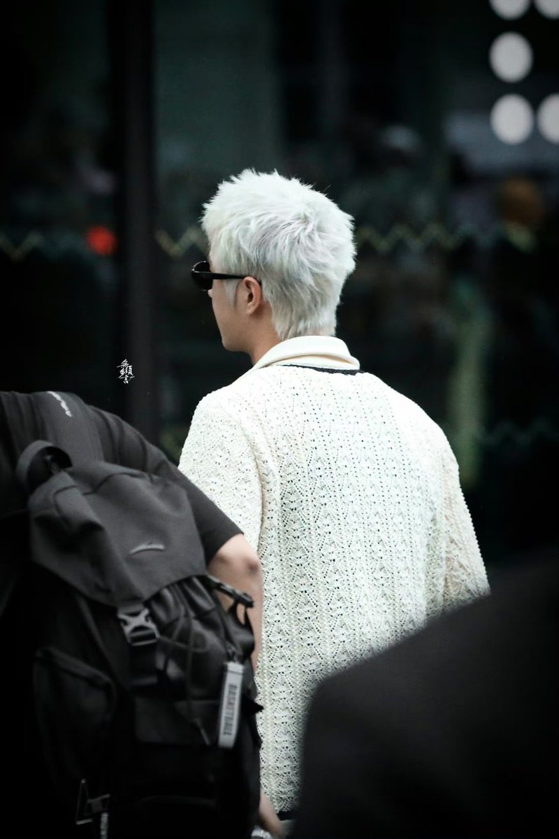 N8597N's tweet photo. ชอบจัง ผมทรงนี้ ทำให้เด่นยิ่งขึ้นไปอีก พี่อี้ตั้วเก่งมาก
#CHANELSpringSummer #CHANELShow #WangYibo 
 #WangYibo_CHANELSS24

CHANEL PRINCE WANG YIBO https://t.co/UpMvaSZycx