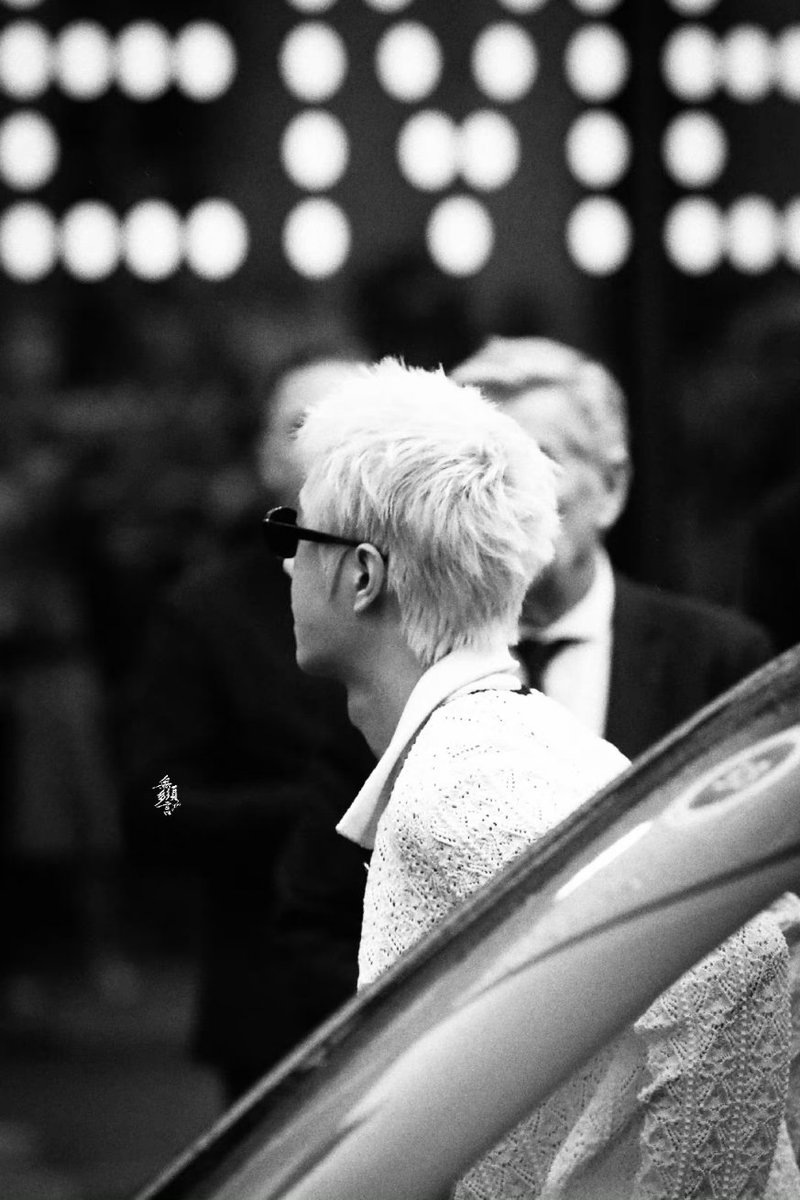 N8597N's tweet photo. ชอบจัง ผมทรงนี้ ทำให้เด่นยิ่งขึ้นไปอีก พี่อี้ตั้วเก่งมาก
#CHANELSpringSummer #CHANELShow #WangYibo 
 #WangYibo_CHANELSS24

CHANEL PRINCE WANG YIBO https://t.co/UpMvaSZycx