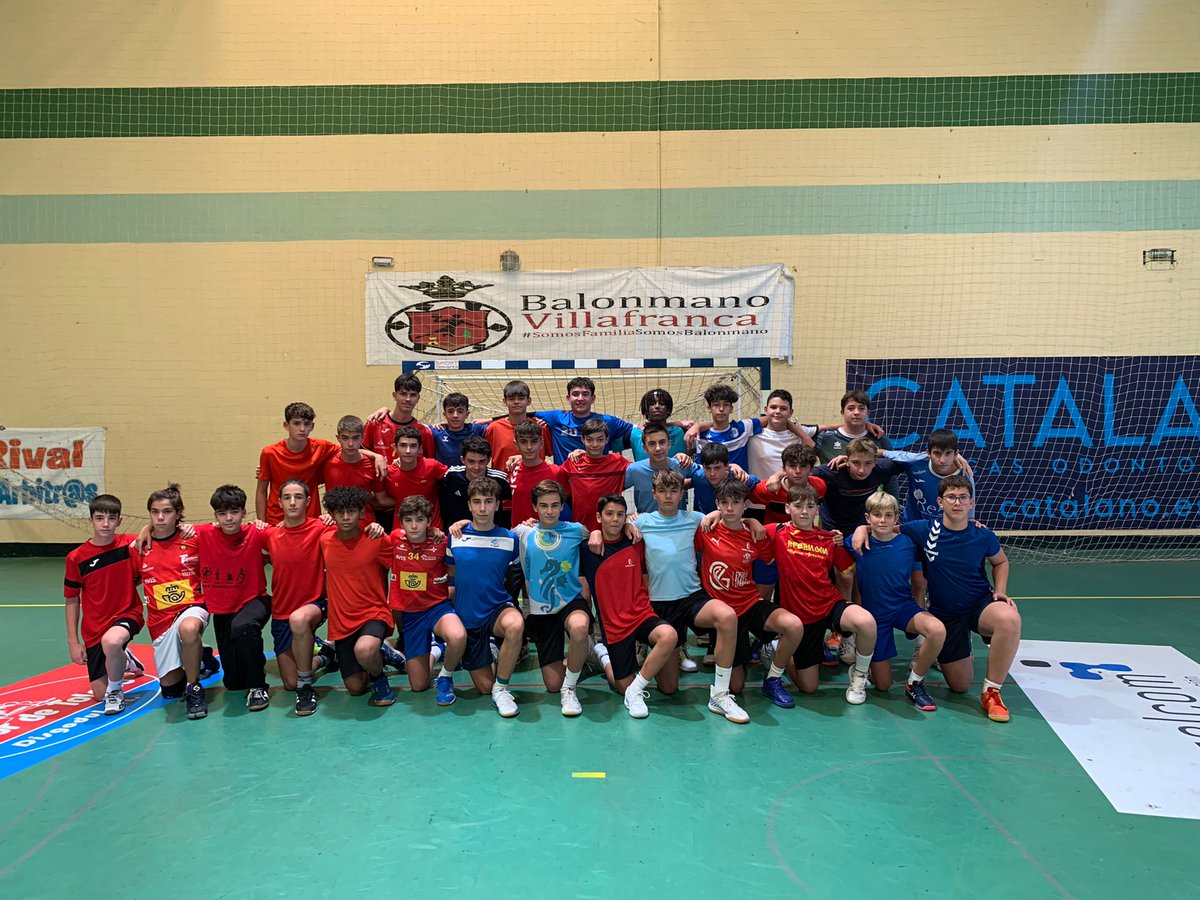 fbmclm's tweet photo. ¡Los fines de semana en la #FBMCLM son para entrenar duro! 💥👊
Las selección Infantil Masculina pasó su jornada en #VillafrancaDeLosCaballeros 🔥. Los juveniles trabajaron a tope en #Herencia 🤾
Nuestras Cadetes pudieron enfrentarse a @base_villaverde en #Ajofrín ⚔️ https://t.co/YK0nMyv8AF