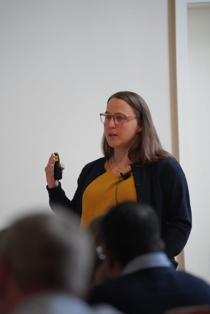 Super interesting talk by Laura Czech @lauraoh1231 on the Master repressor MprR (YopR) of the Bacillus subtilis SPbeta prophage!